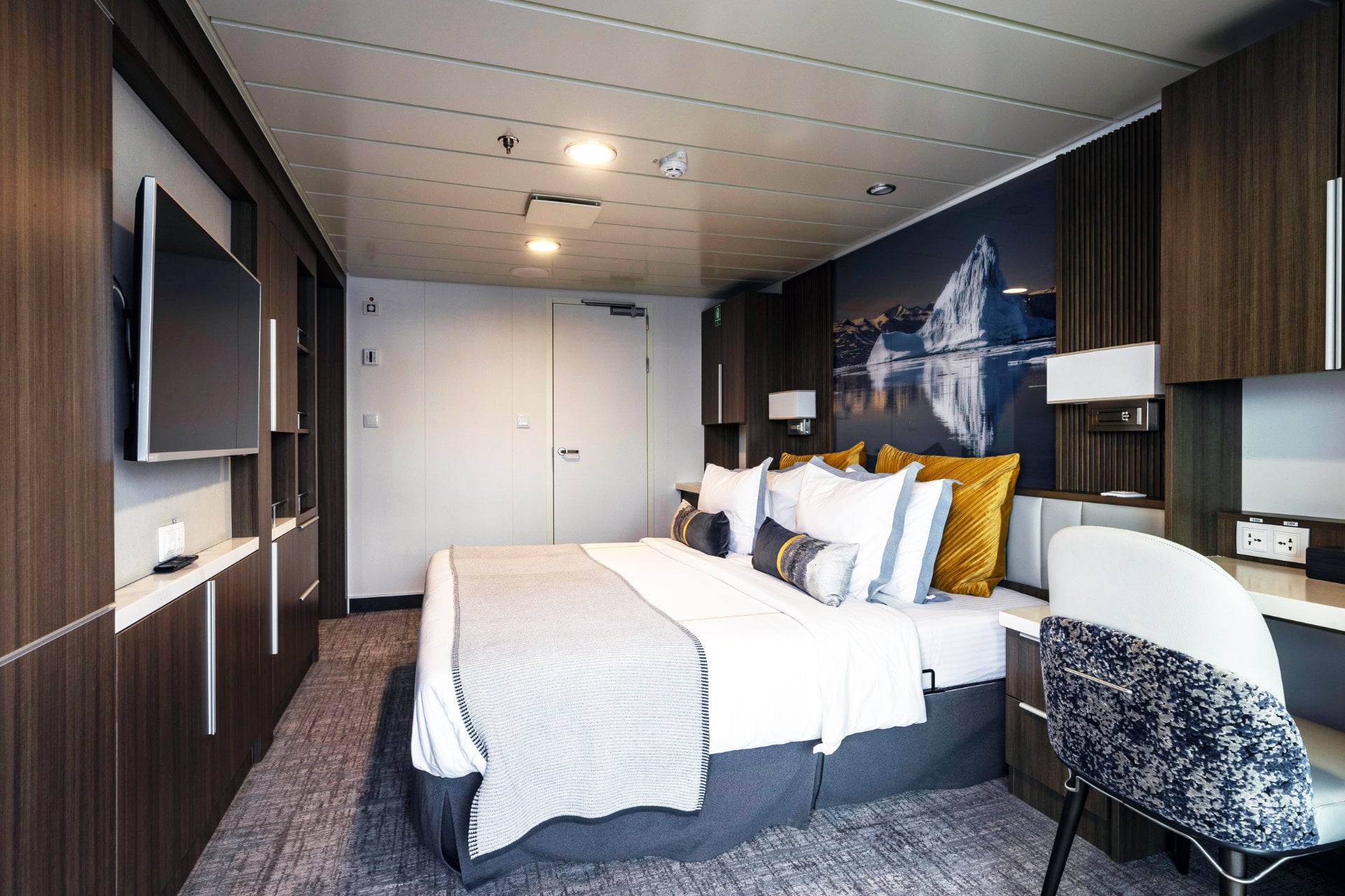 Sylvia_Earle_-_Junior_Suite_705_Richard_IAnson