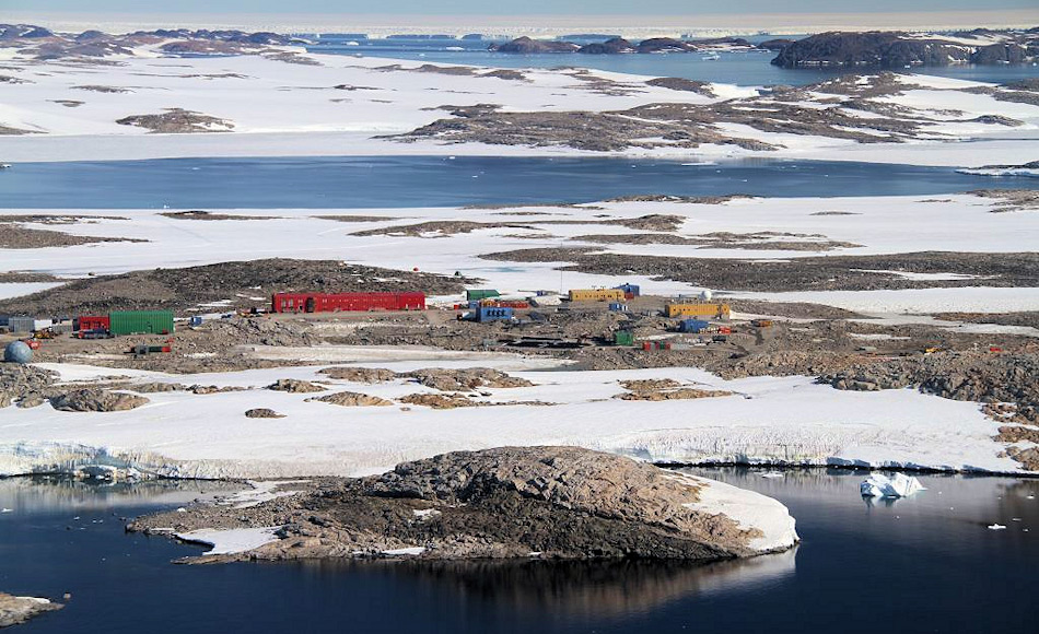 Die Station Davis, eine der drei australischen Antarktisstationen, liegt an der KÃ¼ste von Wilkes-Land. Bild: N. Harris