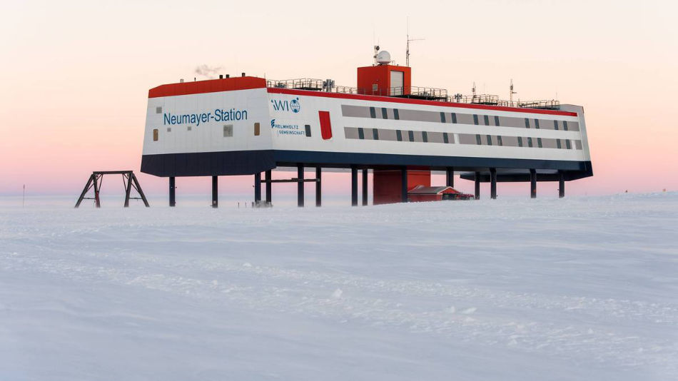 Die Neumayer-Station III befindet sich an der Atka-Bucht auf dem etwa 200 Meter dicken Schelfeis. (Bild: Stefan Christmann / AWI)