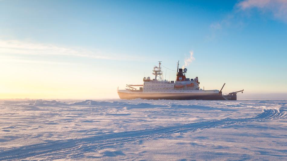 Der Forschungseisbrecher Polarstern wird die Forscher aufs arktische Eis bringen und als Basis für Eisstationen dienen. Foto: Alfred-Wegener-Institut / Stefan Hendricks