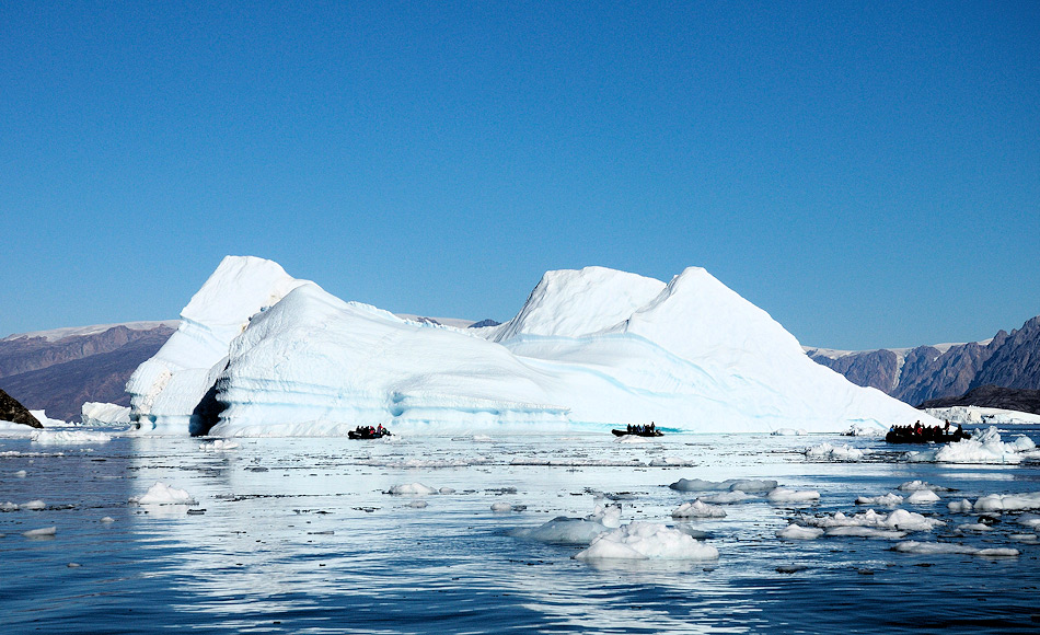 Eisberge spielen nicht nur bei der Verteilung von landbasierten Nährstoffen eine wichtige Rolle, sondern können auch die bodennahen Ökosysteme teilweise sehr stark beeinflussen, besonders in Buchten und Fjorden. Bild: Michael Wenger