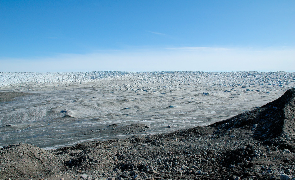 Der grönländische Eisschild ist die zweitgrösste Eisdecke und Süsswasseransammlung weltweit. Ihr enormes Gewicht drückt die Insel tief in die Erdkruste hinein und hinterlässt viele überflutete Regionen, wenn das Eis plötzlich wegschmelzen sollte. Bild: Michael Wenger