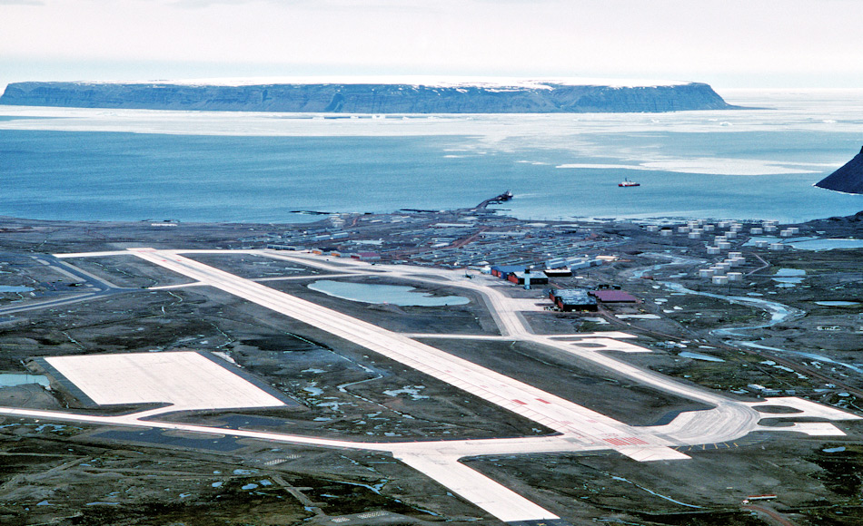 Obwohl sie die meisten Basen verlassen haben, besitzen die US Streitkräfte noch immer einen Fuss in der Tür von Grönland. Die Thule Luftwaffenbasis an der nordwestlichen Küste ist immer noch in Gebrauch. Bild: TSGT Lee E. Schading / US Air Force