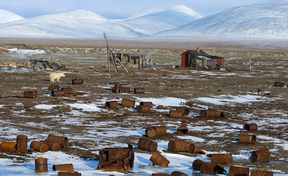 In vielen Regionen der russischen Arktis liegt haufenweise Müll und Schrott in der Gegend und verschmutzt die Umwelt. Dadurch entsteht eine ernsthafte Bedrohung für Tiere und Pflanzen. In vielen Fällen ist der zurückgelassene Schrott ein Relikt aus der Sowjetzeit. Bild: Bellona.org