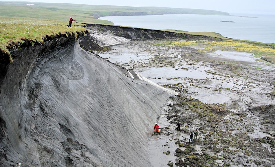 In der kanadischen Arktis wurde auf Herschel Island der Rückgang der Küstengebiete in einem Langzeitmessungsprojekt beobachtet. Zwischen 2 – 30 Meter pro Jahr zieht sich die Küste zurück und setzt dabei Methan frei. Nicht zum ersten Mal. Bild: Boris Radosavljevic