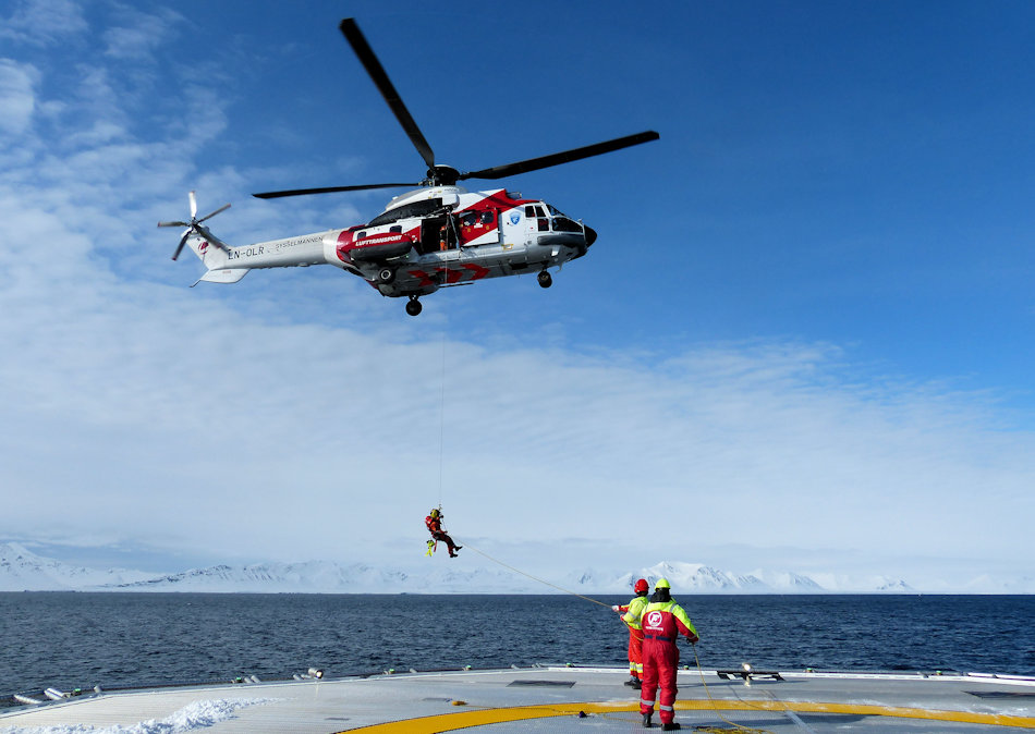 In den Weiten des Arktischen Ozeans sind Rettungsmissionen häufig nur aus der Luft möglich. Der Einsatz muss jedoch immer wieder trainiert werden, teilweise unter erschwerten Bedingungen. Bild Arild Lyssand