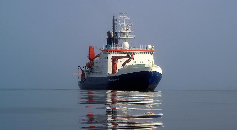 Das deutsche Forschungsschiff Polarstern bei einer Expedition in die Framstrasse - hier bei Windstille. Foto: Sebastian Menze, AWI